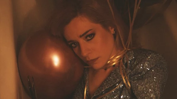 Η Κατερίνα Αγγελίτσα μάς μιλά για εκείνο το φανταστικό δείπνο με τη Σύλβια Πλαθ που ακόμα περιμένει να γίνει