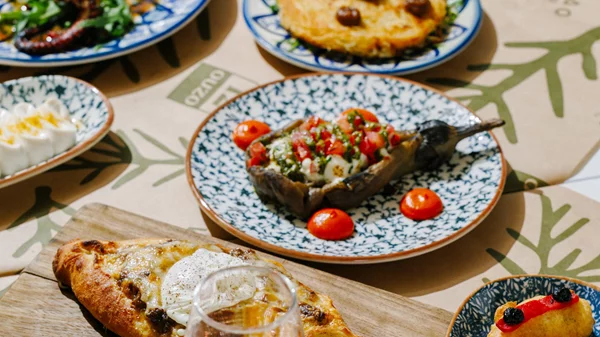 Τι γεύση μας αφήνει μια από τις νοστιμότερες ταβέρνες των βορείων προαστίων