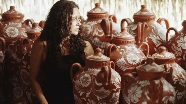 Πώς η εικαστικός Adriana Varejão καταρρίπτει τις παραδοσιακές μορφές τέχνης