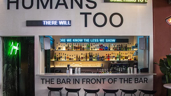 Πώς και γιατί το The Bar in Front of the Bar έφτασε στα 50 Καλύτερα Μπαρ του Κόσμου