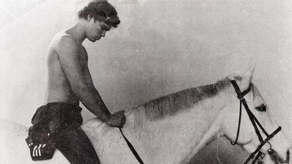 Radio Athènes και Arch φιλοξενούν έργα του Πόλυ Πεσλίκα