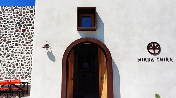 Στη Θηρασιά, για τα κρασιά του "Μικρά Θήρα"