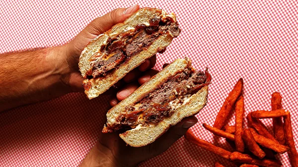 Ένα από τα πιο τίμια burgers της Αθήνας έφτασε στο Περιστέρι