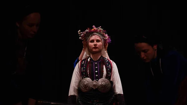 "Αποκέντρουσα": Τέσσερα σώματα αναπαριστούν τη διαβατήρια τελετή του γάμου