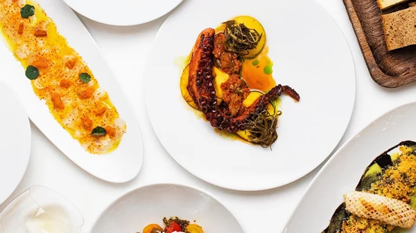 Πού πίνει και τρώει τώρα η Αθήνα: Από βραβευμένα μπαρ μέχρι γιαγιαδίστικα ταχυφαγεία