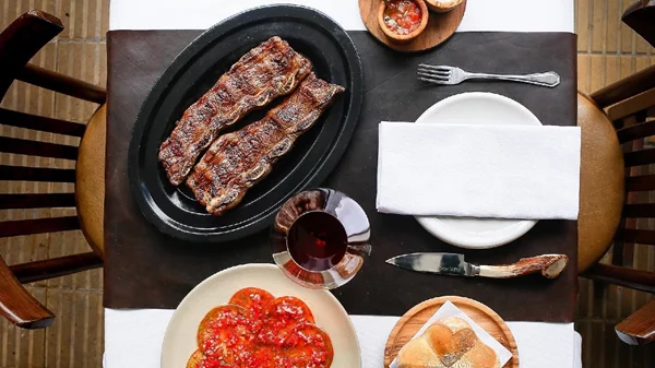 Τα καλύτερα μπριζολάδικα του κόσμου για το 2025 - ένα αθηναϊκό ανάμεσά τους