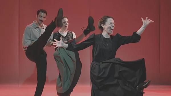 "Απολογία της Μαρί Κιουρί": Νέες φωτογραφίες από την παράσταση που επιστρέφει ανανεωμένη