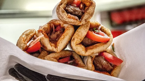 Στο Αιγάλεω παίζει ένα από τα κορυφαία σουβλάκια της Αθήνας