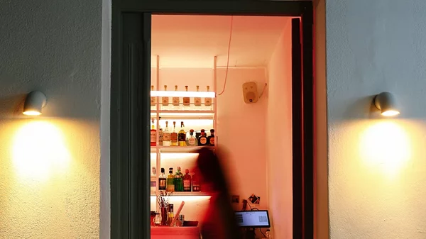 Cocktails και σουβενίρ σε ένα από τα καλύτερα μπαρ της Νάξου