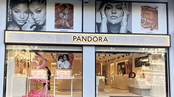 H PANDORA γιορτάζει το άνοιγμα του νέου της καταστήματος στη Γλυφάδα με ένα event έκπληξη