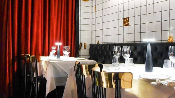 Εναλλακτικός Άγιος Βαλεντίνος σε σέξι μπαρ και εστιατόρια