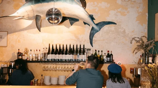 Ένα από τα πιο εμβληματικά wine bars του κόσμου έρχεται στην Αθήνα για τα δεύτερα γενέθλια του Pharaoh