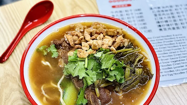 Στην Chinatown της Αθήνας υπάρχει ένα από τα πιο Bourdainικά εστιατόρια της πόλης