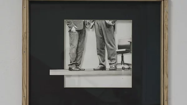 "C’est ma place": Καλλιτέχνες διερευνούν τους συμβολισμούς ενός φαινομενικά κοινότοπου αντικειμένου