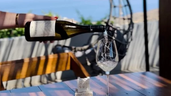 Vaptistis White: Ο κυκλαδίτικος ήλιος στο ποτήρι