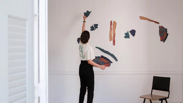 Μια έκθεση στη Χώρα Κυθήρων εξερευνά τα συναισθηματικά τοπία της παιδικής ηλικίας