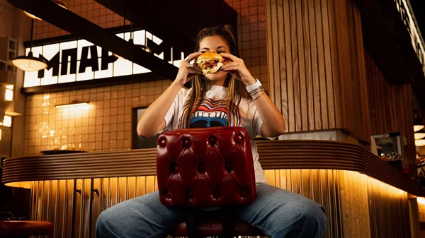 Πληθωρικό και ανανεωμένο το "Μπαρ Μπεε Κιου", δένει στο Πασαλιμάνι