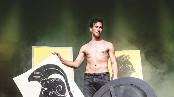 "Αίας" του Σοφοκλή: Μια παράσταση-τομή στον σύγχρονο σκηνικό λόγο