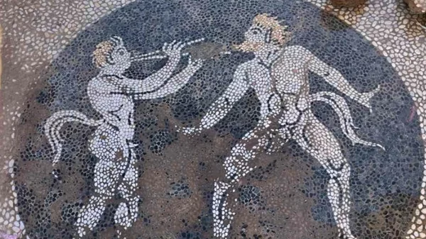 ΥΠΠΟ: Αποκάλυψη βοτσαλωτού ψηφιδωτού δαπέδου με παράσταση Σατύρων στην Ερέτρια