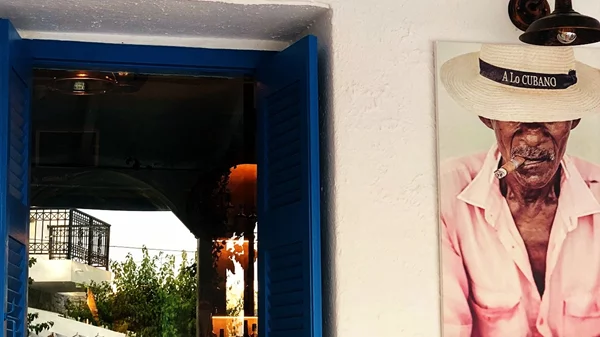 "A Lo Cubano": Ρούμια, πούρα και κάτι από Κούβα στην Αντίπαρο