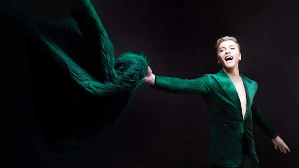 Ο Τάκης Ζαχαράτος μεταμορφώνεται στο Embassy Theater με το "Sweet dreams... από κοντά"