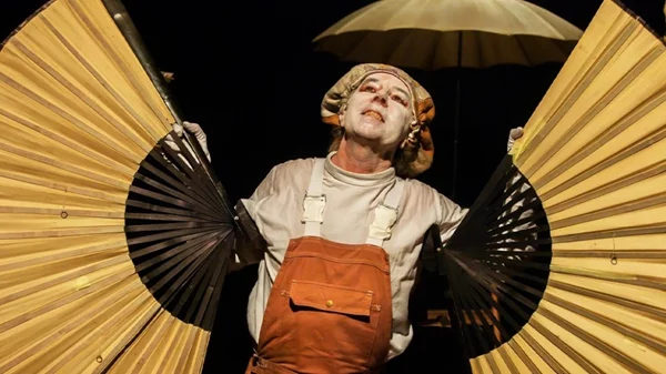 Ταξίδι φαντασίας με τον Donald Kitt, μέλος του Odin Teatret, στην Αθήνα: "Fool in the Full Moon"