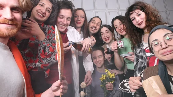 "Γιαγιά, όλα μια μέρα θα πεθάνουν": Οι ηθοποιοί μας μιλούν για τους ρόλους τους