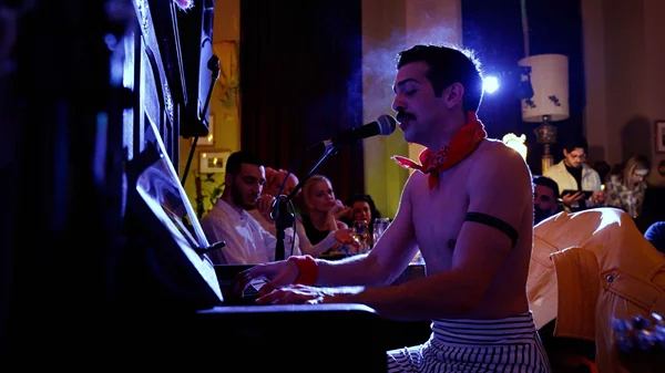 Μουσικοθεατρικός Freddie Mercury στο Faust