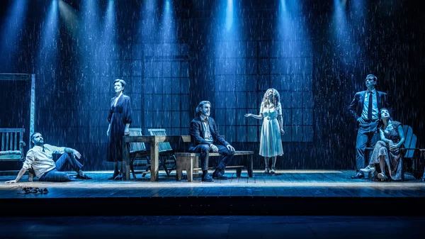 "Ήταν όλοι τους παιδιά μου": Οι ατμοσφαιρικές φωτογραφίες της παράστασης