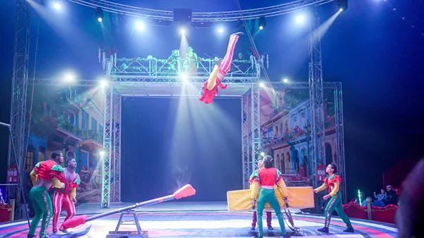 Η παράσταση Circo Nacional De Cuba αλλάζει χώρο