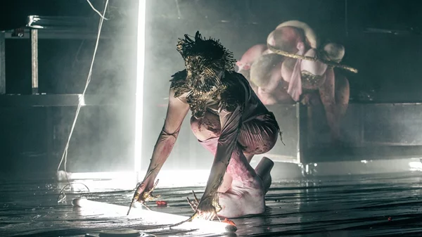 "Creata": Μια εικαστική περφόρμανς για την αρχέγονη βία