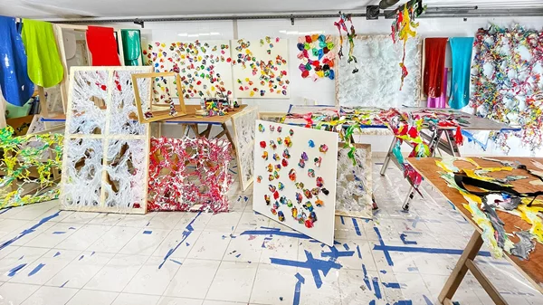 Ο Όμαρ Ζαφάρ κάνει "Ζωγραφική πέρα από τη Ζωγραφική"