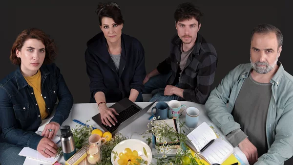 Είδαμε το "Tiny Beautiful Things" της Νία Βαρντάλος, μια παράσταση-καταφύγιο στο Θέατρο Παλλάς