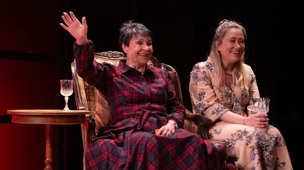 "Δυο γυναίκες χορεύουν" μέσα στις γιορτές