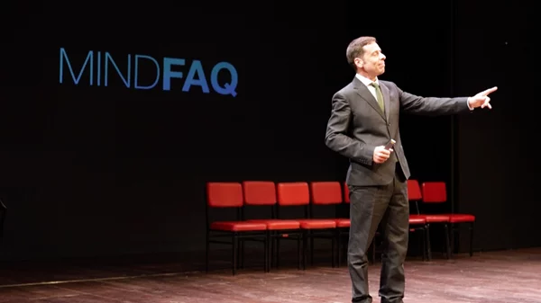 "MindFAQ": Το μυαλό μας την πατάει… και ο Γιάννης Σαρακατσάνης έχει αποδείξεις!