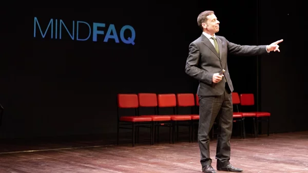 Ο Γιάννης Σαρακατσάνης μας καλεί να πάθουμε…"MindFAQ"