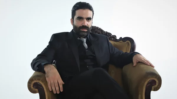 Γιωργής Τσουρής: "Προσπαθώ να απομυθοποιήσω την πιο στέρεη και πιο ιδιωτική μυθολογία μας"