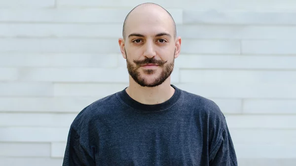 Ο Σωτήρης Ρουμελιώτης μάς εξηγεί γιατί η σουρεαλιστική παράσταση που σκηνοθετεί στην Πειραματική του Εθνικού ταιριάζει γάντι στην Αθήνα