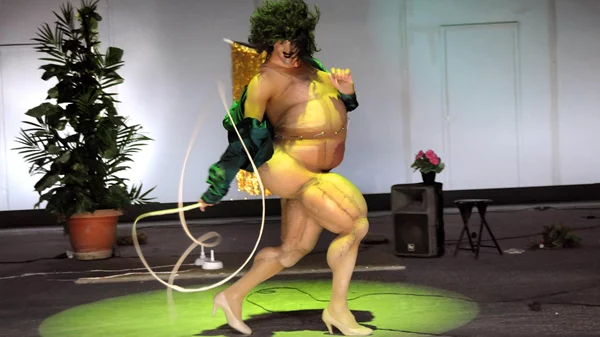 Είδατε το πολυσυζητημένο "Relic" του Λασκαρίδη; Επιστρέφει για λίγες παραστάσεις στο Πτι Παλαί