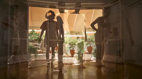 Τι είναι το "lismonir" και πώς μια ομάδα καλλιτεχνών το μετέτρεψε σε έκθεση;