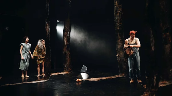 "Το τέρας" της Ηρώς Μπέζου αποκαλύπτεται – Οι πρώτες εικόνες από την παράσταση