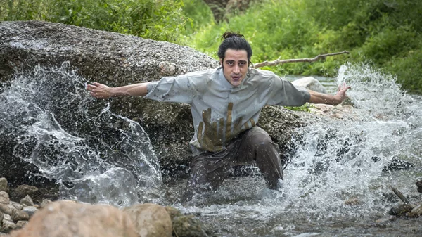 "Κρυφό νερό": Εσύ θα κατέβαινες στο ποτάμι για μια παράσταση;