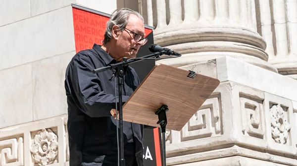 Πέθανε ο Αμερικανός συγγραφέας Πολ Όστερ