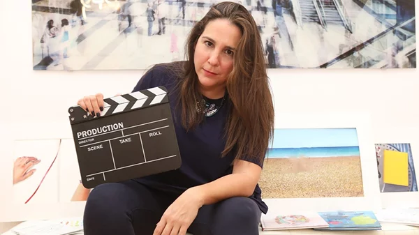 "Να μου γελλάς": Ένα διαμέρισμα στην Πλάκα φιλοξενεί τις εξομολογητικές συναντήσεις μιας διαφορετικής λογοτεχνικής παρέας