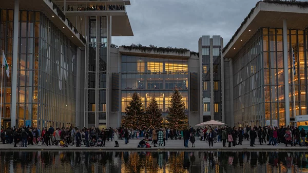 Ένα ονειρικό χριστουγεννιάτικο σκηνικό αποκαλύπτεται σήμερα στο ΚΠΙΣΝ