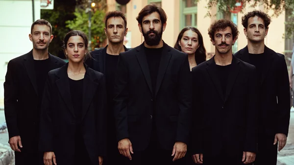 "Ήρωες" της Ελένης Γκασούκα: Η απόλυτη παρεΐστικη παράσταση αλλάζει ημερομηνία πρεμιέρας