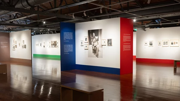 Φωτογραφίες της Φρίντα Κάλο κοσμούν το MOMus Θεσσαλονίκης