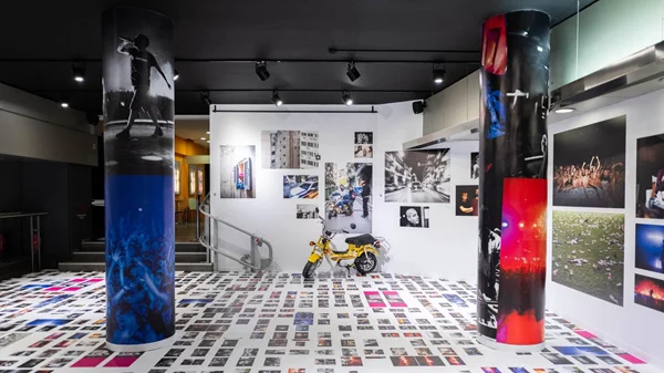 ''Κάνα Δυο Φωτογραφίες'': Η έκθεση που μεταμόρφωσε το Cinobo Όπερα