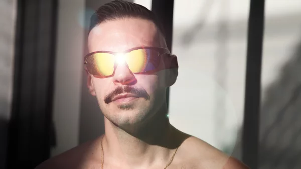 Ο Pashias μας λέει "καλημέρα" από το μπαλκόνι του Μουσείου Ηρακλειδών