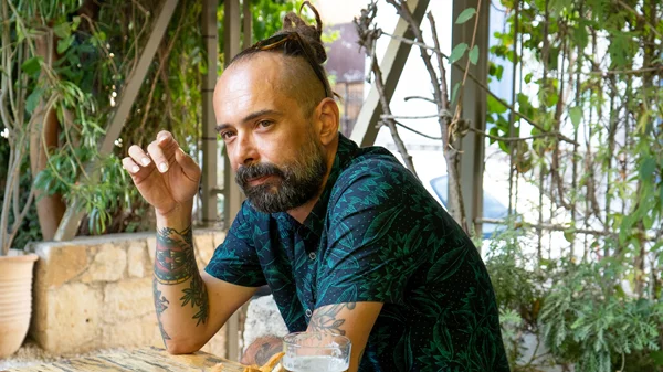 Η Αθηνοραματική πλευρά μου: Ο Μάριος Νταβέλης αγαπά το Περιστέρι από τότε που τον άφηναν να βλέπει τις πρόβες των Στέρεο Νόβα